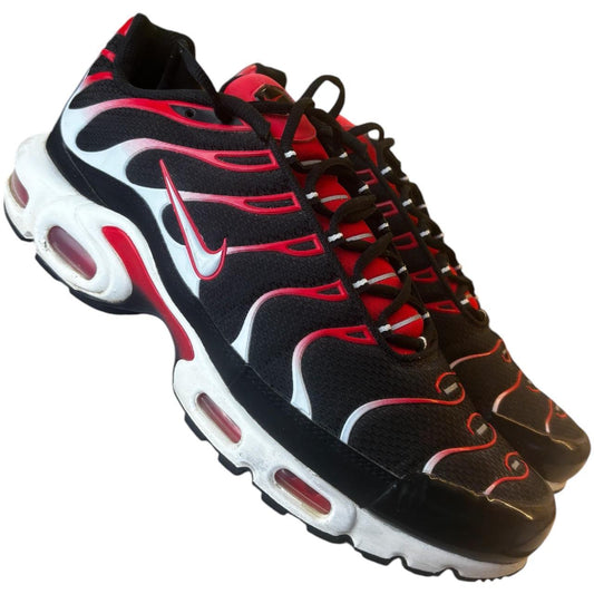 Black red and white air max plus tn